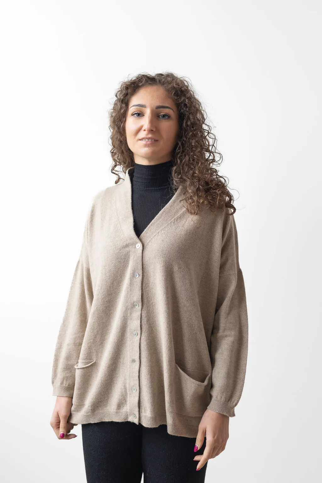 Cardigan donna oversize in lana e cashmere con bottoni - Image 2